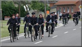 Die Nettgauer FFW auf dem Weg nach Gladdenstedt zum 80jährigen Feuerwehr-Jubiläum